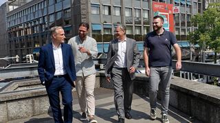 Die Sparkassen-Manager Andreas Kautz (l.) und Thomas Kowalski (3. v. l.) mit den Styx-Gründern David Zwilling (2. v. l.) und Florian Fischer (r.)