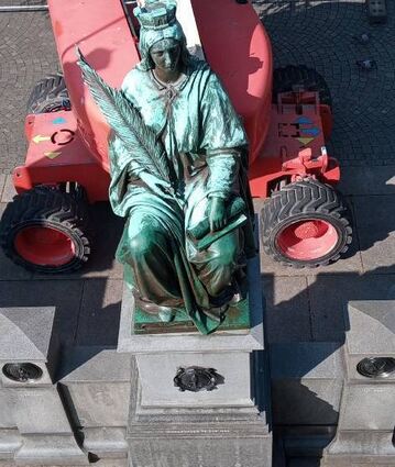 Die „Augsburg“ auf dem Lutherdenkmal sitzt nicht mehr gerade.