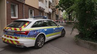 Die Polizei sperrte den Tatort in der Prinzregentenstraße im Ludwigshafener Stadtteil Hemshof ab. Dort soll ein 34-Jähriger durch einen Messerstich getötet worden sein. Unter Verdacht steht ein Mitbewohner.