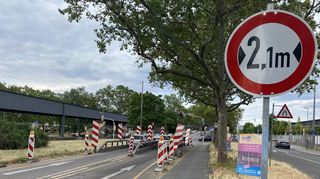 Die Auffahrt zur maroden, 70 Jahre alten BBC-Brücke: Weil sie starke Belastungen nicht mehr aushält, dürfen nur Fahrzeuge bis zu 3,5 Tonnen darüber fahren, auch die Fahrspuren sind verengt.