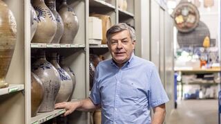 Dr. Ludger Tekampe in seinem so ans Herz gewachsenen Depot des Historischen Museums der Pfalz.