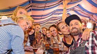 Küsschen, Bier und Lederhosen beim Mannheimer Oktoberfest 2022. Findet es auch dieses Jahr statt?