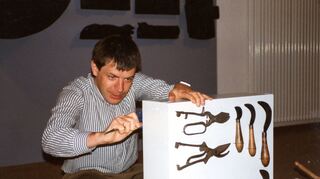 Aufbau der Ausstellung "St. Johann, Ein historisches Kabinett" Studienhaus der BASF in St. Johann bei Lindau 10.05.1990