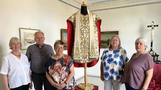 Die Ausstellung „Neckarhäuser Perlen“ haben Irene Daners (v. l.), Rainer Wellmann, Elke Kurtzer, Ulrike Janson und Jutta Gattner zusammengestellt, hier mit Messgewand und Elfenbein-Kruzifix aus der gräflichen Kapelle.