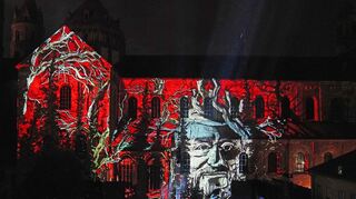 Mario Adorf auf der Dom-Fassade, Wasser auf der Bühne: Die Nibelungenfestspiele waren 2022 künstlerisch und wirtschaftlich erfolgreich.