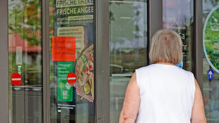 Auch die Supermärkte sind betroffen und müssen die Einkaufwilligen draußen stehen lassen. Beim Aldi hängt ein Hinweis an der geschlossenen Tür.