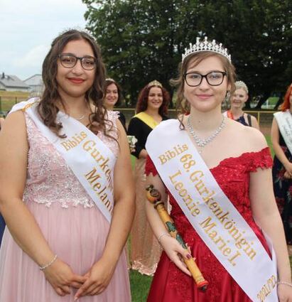Verabschieden sich beim Gurkenfest: Melanie (l.) und Leonie-Marie I.
