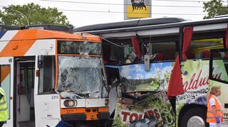 Wegen einem Unfall zwischen einer Straßenbahn und einem Reisebus ist die Fahrlachstraße in Mannheim derzeit in beide Fahrtrichtungen gesperrt