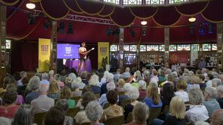 Im Spiegelzelt werden die Literaturtage eröffnet, die nun "Internationales Literaturfestival" heißen.