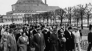 Bilder der ersten Bundesgartenschau nach dem Zweiten Weltkrieg 1951 in Hannover, als der zerstörte Stadtpark an der Stadthalle wieder aufgebaut wurde. Zur Eröffnung kamen Bundespräsident Theodor Heuss und seine Frau Elly Heuss-Knapp (auf dem Bild links unten 3. und 4. von rechts).