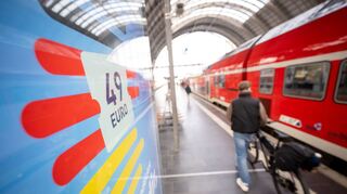 Werbung am Frankfurt Hauptbahnhof für das 49-Euro-Ticket.