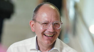 18.06.2023, Baden-Württemberg, Mannheim: Christian Specht (CDU), Kandidat für das Amt des Oberbürgermeister der Stadt Mannheim, lacht vor dem Ratssaal des Stadthaus N 1. Kein Sieger, aber ein deutliches Ergebnis: Die Mannheimerinnen und Mannheimer müssen in drei Wochen erneut an die Wahlurne, um einen neuen Oberbürgermeister zu bestimmen. Bei der Wahl am Sonntag kam keiner der acht Kandidatinnen und Kandidaten über die Schwelle von 50 Prozent der abgegebenen Stimmen. Foto: Uwe Anspach/dpa +++ dpa-Bildfunk +++