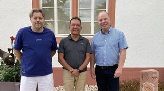 Seine Stellvertreter nehmen den neuen Ortsvorsteher Holger Halkenhäuser in die Mitte – Sven Debus (l.) und Bernd Rudolph.