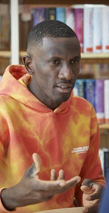 Die Stadtbücherei ist für Lancine Diallo zu einem vertrauten Ort in Lampertheim geworden.