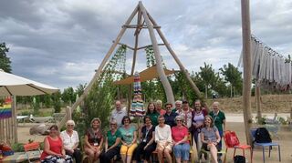 Ein Stückchen weiter ist der monatliche Stammtisch der Ehrenamtlichen im „MöglichkeitsGarten“ der evangelischen und der katholischen Kirche.
