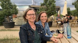 Marion (links) und Michaela aus Feudenheim (ihre Nachnamen wollen sie lieber nicht veröffentlichen lassen) sitzen abends gern mal auf ein Gläschen in der Spinelli-Weinbar.
