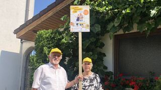 Die Vorsitzenden des Mannheimer Seniorenrates, Konrad Schlichter und Marianne Bade, zeigen schon mal die Ausrüstung fürs Großevent.