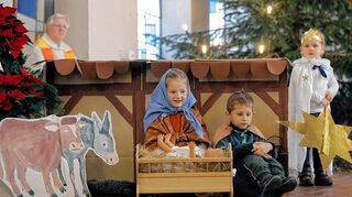 <p>Die Mädchen und Jungen vom Kindergarten Regenbogen in Riedrode zeigten das Krippenspiel in der Kirche St. Peter.</p>