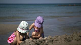 Eine Kopfbedeckung im Sommer schützt Kinder vor Sonneneinstrahlung und Hitze.