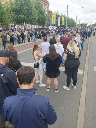 Bereits vor dem Konzert ist der Andrang für die Show des Ludwigshafeners groß.