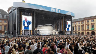 "Was geht Mannheim? Ludwigshafen? Gartenstadt?" Apache 207 hat bei seinem Heimspiel vor dem Mannheimer Schloss große Show zur großen Kulisse gebracht.