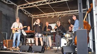 Die El Ville Blues Band jazzte vor dem Alten Rathaus und begeisterte das Publikum, das gerne mitklatschte.