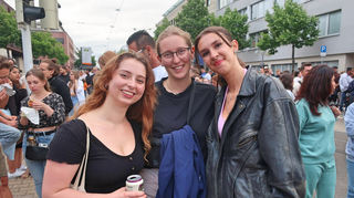 Guter Sound und beste Stimmung auf der Straße vor dem Schloss: Die Studentinnen Liliane, Anica und Hermine sind als Zaungäste dabei.