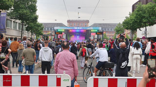 Auf der Bühne Disco, hinter der Absperrung Stehkonzert.