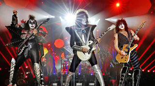 Bei ihrem Mannheimer Gastspiel der "End of the Road Tour 2023" brav in ihren Rollen: Gene Simmons, "The Demon"; Tommy Thayer, "The Spaceman" und Paul Stanley, "The Starchild".