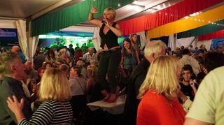 Biertische als Tanzfläche: Sängerin Tamara bringt am Samstagabend mit der Band Pusch die Stimmung zum Kochen.