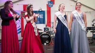 Melanie und Leonie-Marie I. haben Amt und Zepter an die neue Gurkenkönigin Nina I. und ihre Prinzessin Lenja übergeben.