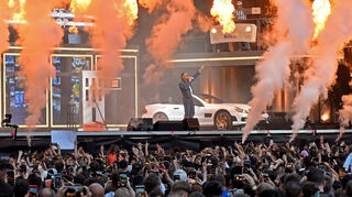 Tausende Fans, Pyro, AMG SL - trotzdem bleibt Apache gleich.