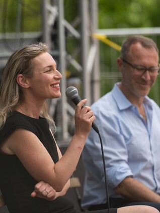 Lea Ypi und Christian Holtzhauer beim Nachgespräch.