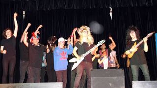Die Schüler rocken auf der Bühne im Franziskussaal.