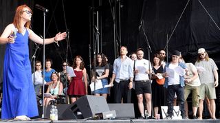 Julia Alicka (l.) und ihr Chor für Menschen die nicht singen können beim Maifeld Derby auf dem Maimarktgelände.