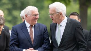 Bundespräsident Frank-Walter Steinmeier (l) und Winfried Kretschmann (Bündnis 90/Die Grünen), kommen zu den Feierlichkeiten zum 75-jährigen Bestehen des Deutsch-Französischen Institutes.