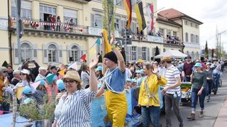 Beim historischen Festumzug im April war die Stimmung super. Zu sehen: Die Berufsfischer, dargestellt vom evangelischen Kindergarten Katharina von Bora.