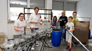 Schüler und Lehrer des Ursulinen-Gymnasiums haben für ein Konzert auf der BUGA Musikinstrumente aus Müll gebaut.