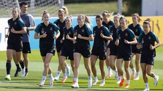 Laura Freigang (Mitte vorne) und viele ihrer Kolleginnen können sich noch nicht sicher sein, ob sie bei der WM dabei sein werden.