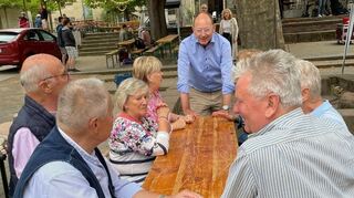 Kaum ist er beim Fest der Neckarauer Matthäusgemeinde angekommen, ist Christian Specht in seinem Element – nämlich vertieft in Gespräche.