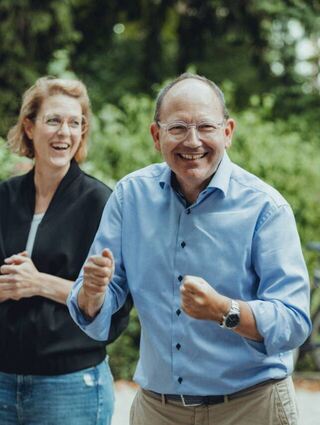 Optimistisch: Christian Specht ballt bei seinem Stadtteil Open Air in Neckarau die Fäuste. Neben ihm: CDU-Stadträtin Martina Herrdegen.