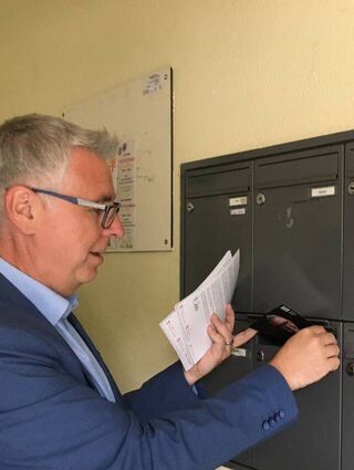 Wenn an der Tür keiner aufmacht, wirft Thorsten Riehle seine Flyer in den Briefkasten – das „Keine Werbung“-Schild respektiert er dabei natürlich.