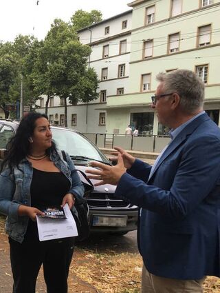 Eine kurdischstämmige Passantin nimmt in der Untermühlaustraße auch gleich Briefwahlanträge für ihre Familie und ihre Arbeitskollegen mit.