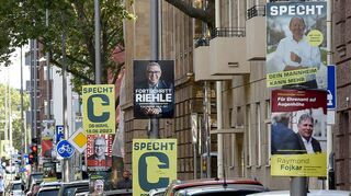 Wahlplakate am Mannheimer City-Ring. Die SPD spricht von einer „kostenintensiven Materialschlacht“ Christian Spechts. Der CDU-Kandidat solle Höhe und Herkunft seines Budgets offenlegen.