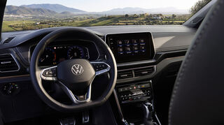 mid Groß-Gerau - Zentrales Element im Innenraum des neuen T-Cross ist das freistehend anmutende Infotainment-Display.