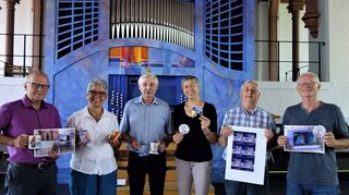 Zeigen stolz ihre künstlerischen Ideen: Bildhauer Holger Schinz-Sauerwein (v. l.), Pfarrerin Sabine Sauerwein, Vorsitzender des Fördervereins Herbert Eichenauer, Kantorin Heike Ittmann sowie Zweiter Vorsitzender des Fördervereins Rudolf Stefan und Künstler Hans Becker.