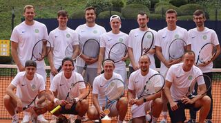 Das Herren-Team ist Meister. Stehend von links: Dominik Petz, Maximilian Sigel, Johannes Glowienka, Maximilian Brüstle, Aleksej Raquet, Elard Walter, Tim Schlör. Vorne: Paul Eberhard, Adrian Walter, Ludger Kempf, Timur Cirsi, Szymon Piechowiak.