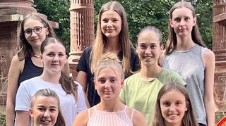 Das weibliche U18-Team ist Meister. Das Bild zeigt unten von links: Johanna Eberhard und Isabel Kafara. Zweite Reihe: Mathilda Momberg. Dritte Reihe: Jelisaweta Schamber und Chiara Nitsch. Hinten: Laurina Reiss, Klara Weis, Tessa Schulz.