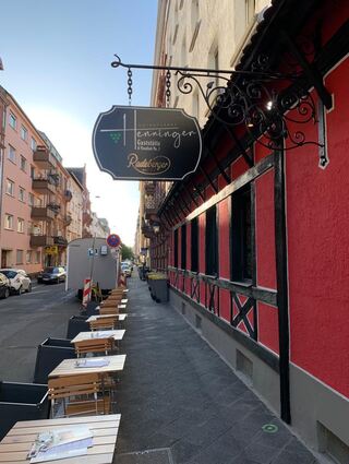 Auch im Außenbereich hat Henningers Gutsschänke Plätze.