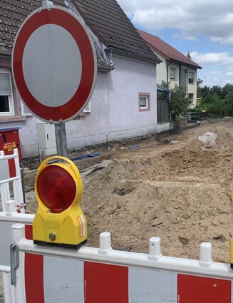 Die für Erschließungsarbeiten gesperrte Eichbaumstraße.